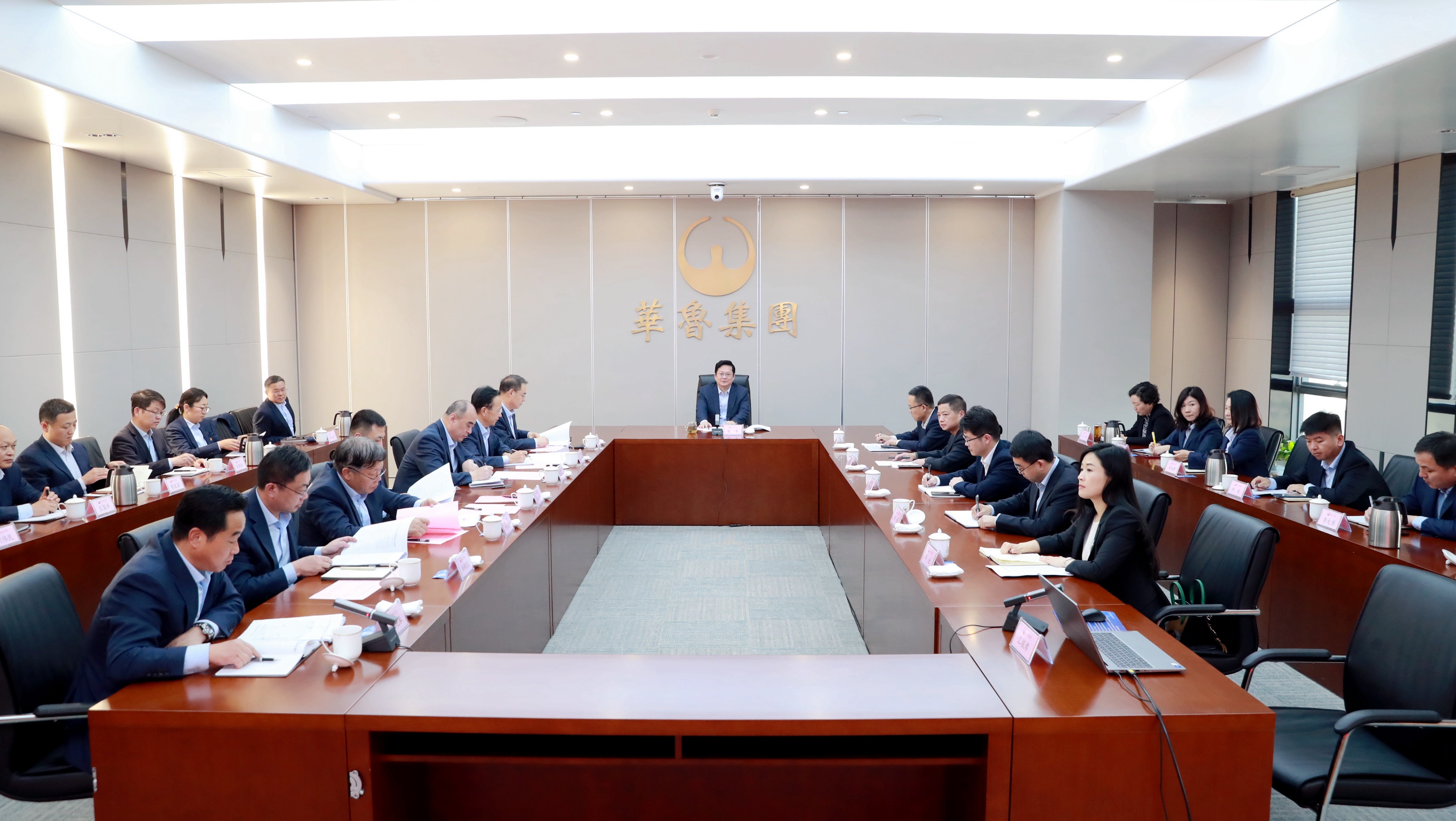 圍繞中心 服務(wù)大局 提升價(jià)值 華魯集團(tuán)召開董事會(huì)秘書述職述廉會(huì)-2 圍繞中心 服務(wù)大局 提升價(jià)值 華魯集團(tuán)召開董事會(huì)秘書述職述廉會(huì)-2.jpg