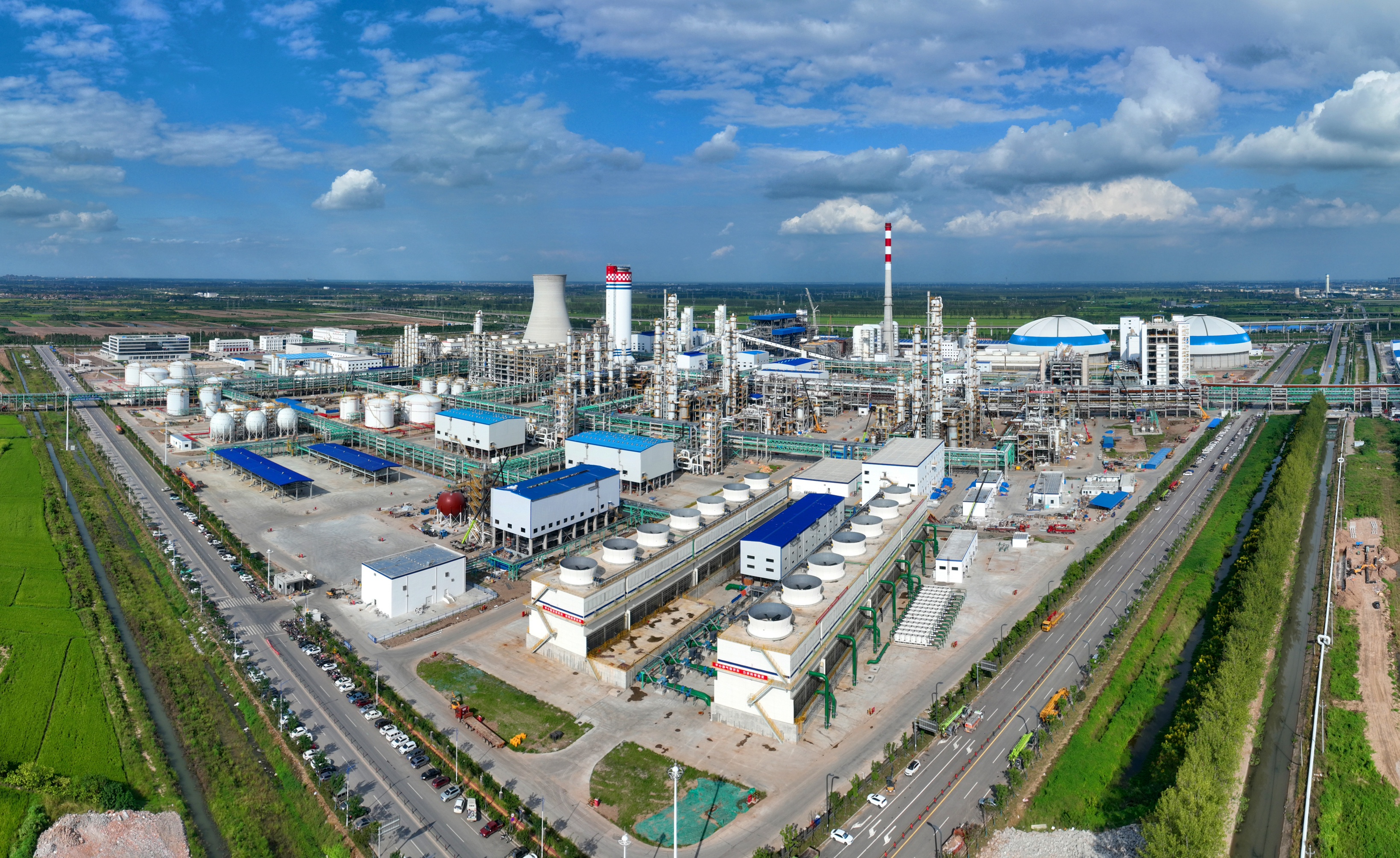 華魯集團(tuán)化工板塊向著高端化、綠色化、智能化發(fā)展.jpg
